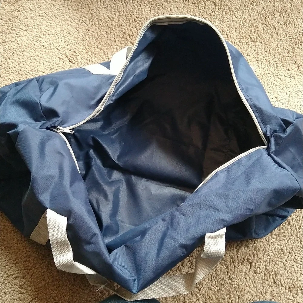 American Eagle nylon duffle bag. NWT! - Picture 4 of 5